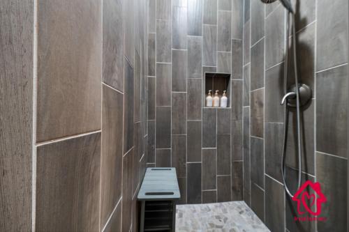 Bilik mandi di Fireside Oasis Retreat - An Irvie Home