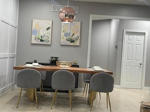 Fotografie z fotogalerie ubytování Fully Detached 4 Bedroom House in Kitchener v destinaci Kitchener