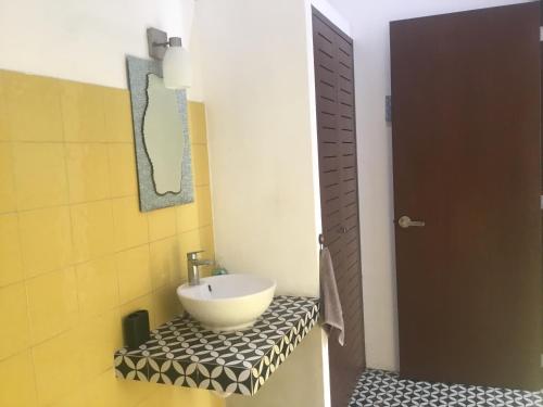 a bathroom with a bowl sink on a tiled counter at Acogedora suite con bonito jardin in Cozumel