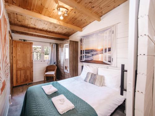 1 dormitorio con 1 cama en una habitación pequeña en Rosa's Cottage, garden and free parking, en Zandvoort