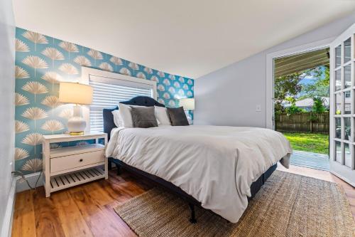 Un dormitorio con una cama grande y una ventana en Casa Lovett - Tropical Bungalow, en St. Augustine