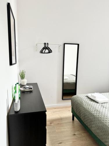 En eller flere senge i et værelse på Heaven Homes - Privatzimmer mit Bad im Herzen von Düsseldorf