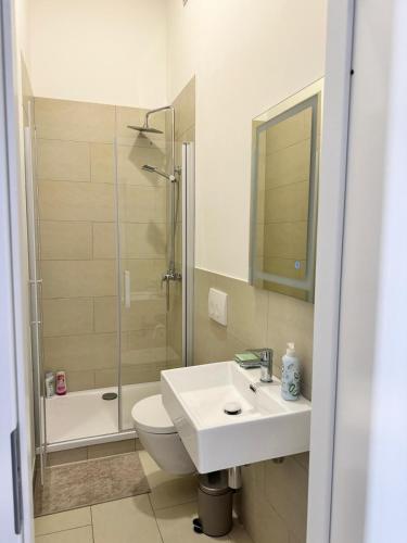 Et badeværelse på Heaven Homes - Privatzimmer mit Bad im Herzen von Düsseldorf