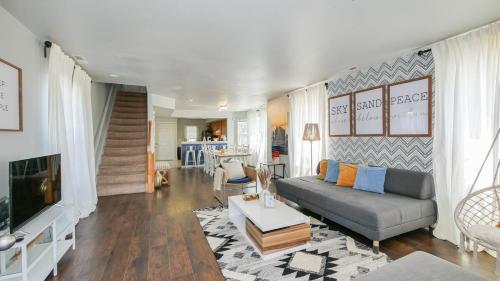 アトランティックシティにある3BR 2BA Family-Friendly Beach Homeのソファとテレビのあるリビングルーム