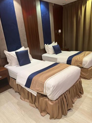 Łóżko lub łóżka w pokoju w obiekcie الاتحاد الذهبية للشقق المخدومة 1