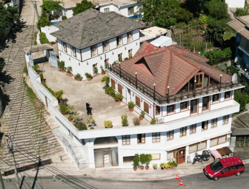 吉諾卡斯特的住宿－Hotel Bebej Tradicional，享有白色大房子的空中景致