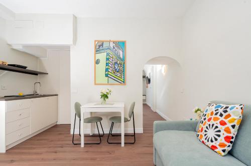 una sala de estar con una mesa y un sofá en Capri Blue Fuorlovado, en Capri