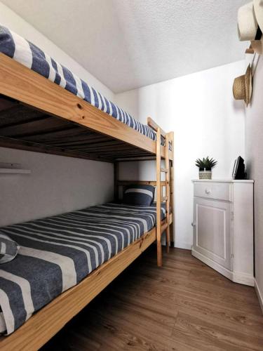 quelques lits superposés dans une chambre dans l'établissement Résidence Hawai 1 - VILLA T1 CAB MEZZ 5 couchages PORT LEUCATE MAE-6964, à Leucate
