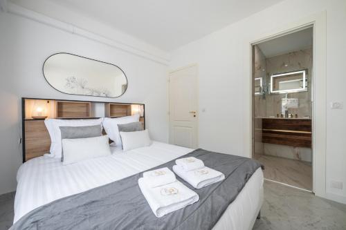 Ένα ή περισσότερα κρεβάτια σε δωμάτιο στο Le COQ Bleu d'Azur - Piscine - Parking!
