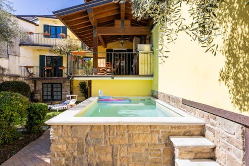 - une piscine dans l'arrière-cour d'une maison dans l'établissement "Il Vicolo" Sunny Lake Garda Villa, à Toscolano Maderno