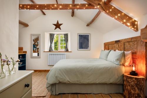 Beachborough Country House في بارنستابل: غرفة نوم مع سرير مع أضواء على السقف