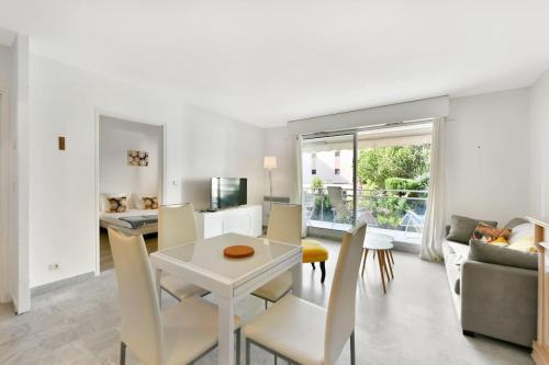 une cuisine et un salon avec une table et des chaises dans l'établissement Bel appartement en bord de mer à Juan Les Pins, à Juan-les-Pins