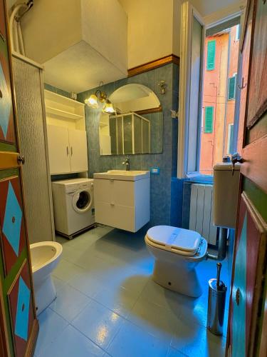 un baño con inodoro y lavabo en La Dolce Vita, en Pisa