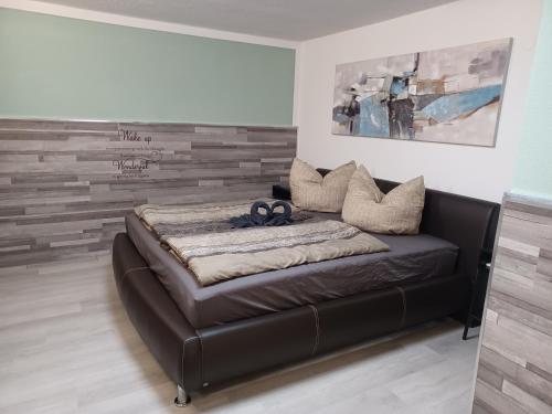 a large leather bed in a room at Ferienwohnung Witting in Wenns