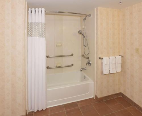 y baño con bañera y cortina de ducha. en Hampton Inn & Suites Cleveland-Beachwood en Beachwood