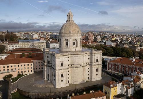 een luchtzicht op een groot wit gebouw bij RIVER VIEW Lisbon Historic Alfama in Lissabon