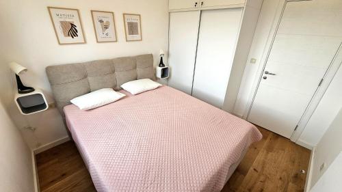 赫尔采格诺维Bella Vista Residence D7的小卧室配有一张带粉色毯子的床