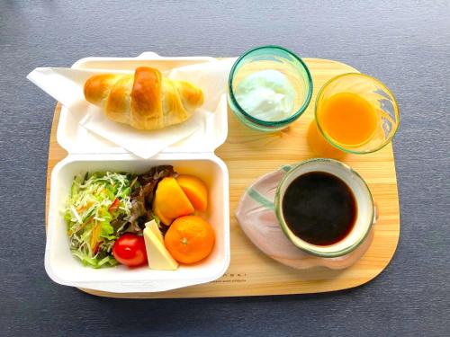 een dienblad met een lunchbox met eten en drinken bij Villa KUMANO in Hongu