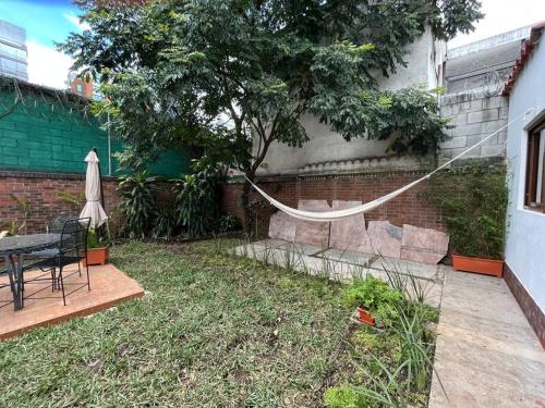 a garden with a rope tied to a tree at Dk1-Studio in Zona Viva in Guatemala
