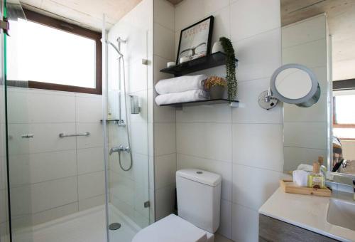 a bathroom with a shower and a toilet and a sink at Departamento B vista privilegiada cerro Barón in Valparaíso