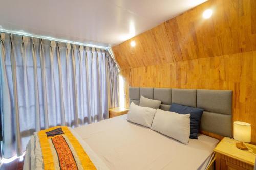 Una cama o camas en una habitación de Vườn An nhiên Mộc Châu