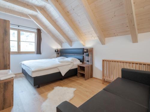 ドナースバッハヴァルトにあるHaus am Waldのベッドルーム(大型ベッド1台、ソファ付)