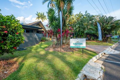 un cartel frente a una casa con un cartel de vacaciones en Tasman Holiday Parks - Cairns Cool Waters en Cairns