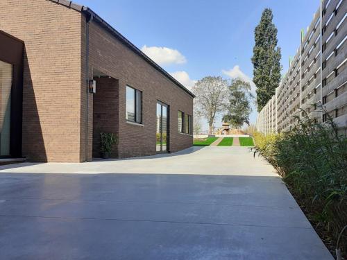 a brick building with a sidewalk next to it at Villa Mareon in Schorisse