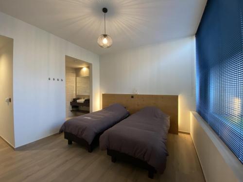 a living room with two beds and a window at Villa Mareon in Schorisse