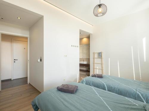 a bedroom with two beds and a hallway with a closet at Villa Mareon in Schorisse