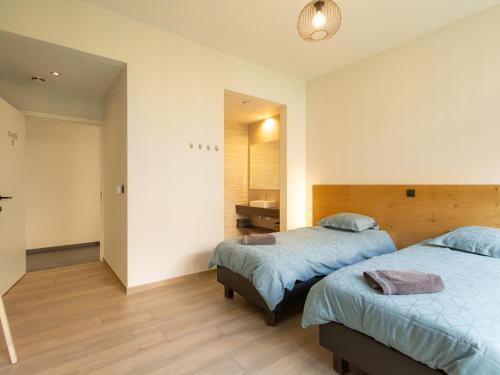 a bedroom with two beds and a mirror at Villa Mareon in Schorisse