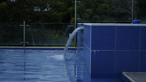 ein blauer Pool mit einem Springbrunnen darin in der Unterkunft Dreams hotel RestoBar in Armenia