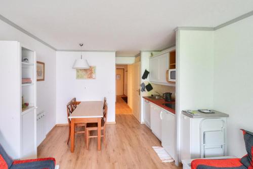 une cuisine et une salle à manger avec une table et des chaises dans l'établissement Résidence L'Alpaga - maeva Home - Appartement 2 Pièces 5 Personnes - Sélection MAE-8474, à La Salle Les Alpes