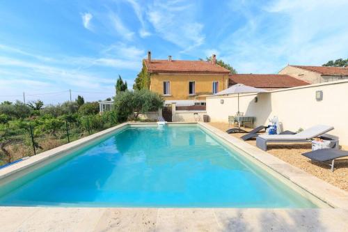 une piscine devant une maison dans l'établissement Les Gîtes de Grand Père Jules, à Violès