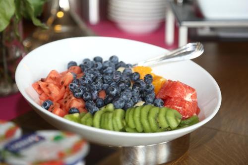 a bowl of fruit and vegetables on a table at Bürgermeisterkapelle in Hildesheim