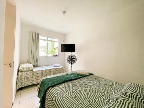 sypialnia z łóżkiem i oknem w obiekcie Apartamento Cactus no Dallas Park w mieście Campina Grande
