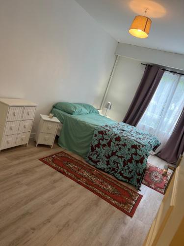- une chambre avec un lit, une fenêtre et un tapis dans l'établissement Résidence lux Paris Expo Porte de Versailles, à Vanves