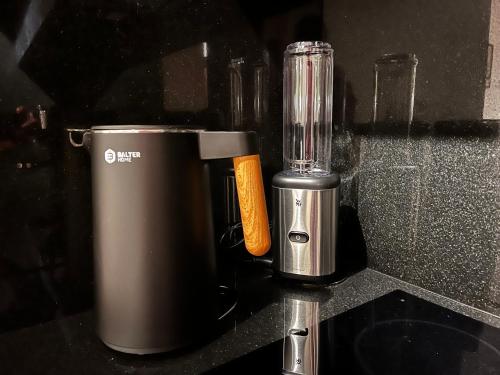 um liquidificador sentado em cima de um balcão em Luksuzni stan u Starom Gradu em Saraievo