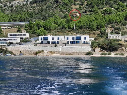 Apartments with parking space Omis - 23229