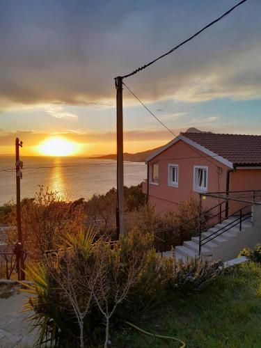 Apartments with parking space Omis - 23229