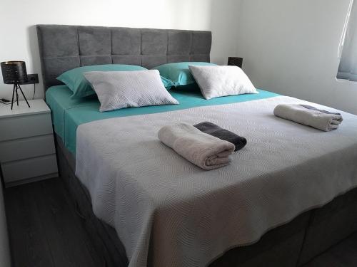 Apartments with parking space Omis - 23229
