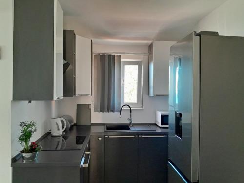 Apartments with parking space Omis - 23229