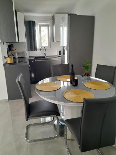 Apartments with parking space Omis - 23229