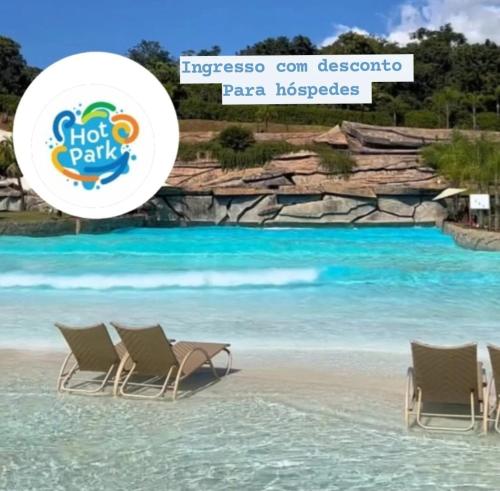 A piscina em ou perto de CALDAS NOVAS RESIDENCE - Inclui um ingresso por pessoa em Parque Aquático e temos HOT PARK e LAGOA PARQUE a preço promocional