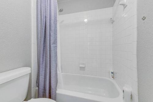 Fotografie z fotogalerie ubytování Modern Spacious 6Bedroom and 3andhalf Bathroom Home with Pool Table and BBQ v destinaci Cedar Park