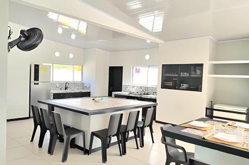 a large dining room with a table and chairs at Excepcional CASA FINCA piscina privada wi-fi tv in Tocaima