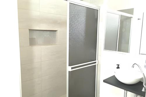 a bathroom with a shower and a sink at Excepcional CASA FINCA piscina privada wi-fi tv in Tocaima