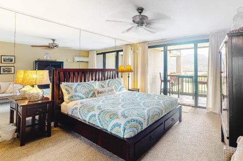 una camera da letto con un letto e un tavolo con una lampada di Hanalei Bay Resort 9204 five six a Princeville