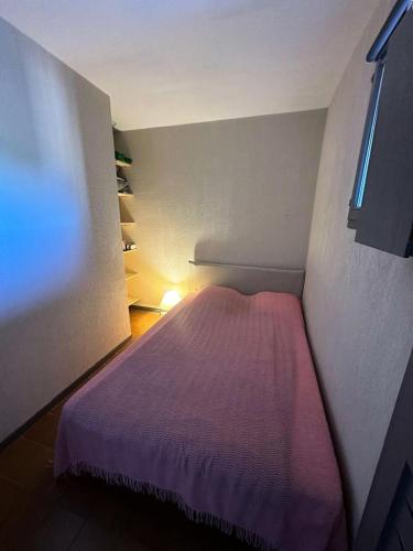 une petite chambre avec un lit dans une pièce dans l'établissement Résidence Verdon - Magnifique T2, vue mer , à proximité des plages et des commerces MAE-6111, à Six-Fours-les-Plages