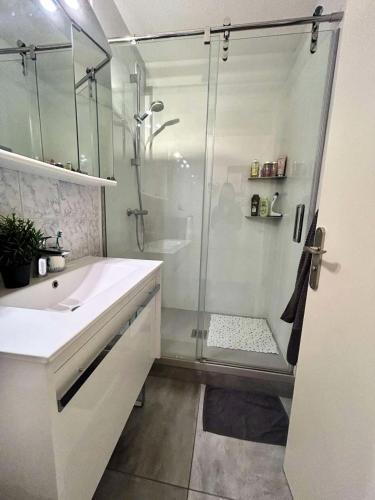 une salle de bain avec une douche et un lavabo et une cabine de douche en verre dans l'établissement Résidence Verdon - T3 climatisé dans domaine avec piscine proche de la mer MAE-3681, à Six-Fours-les-Plages